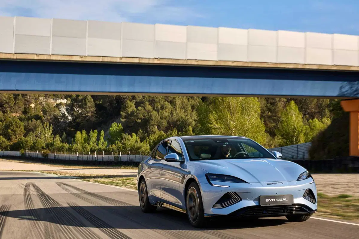 BYD Seal: al volante della top elettrica made in Cina. Batte la Tesla Model 3? (50)