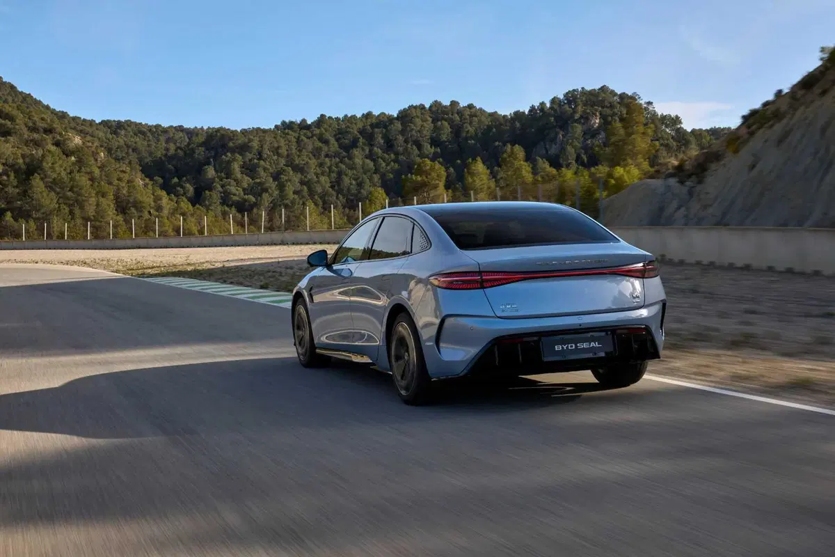 BYD Seal: al volante della top elettrica made in Cina. Batte la Tesla Model 3? (51)