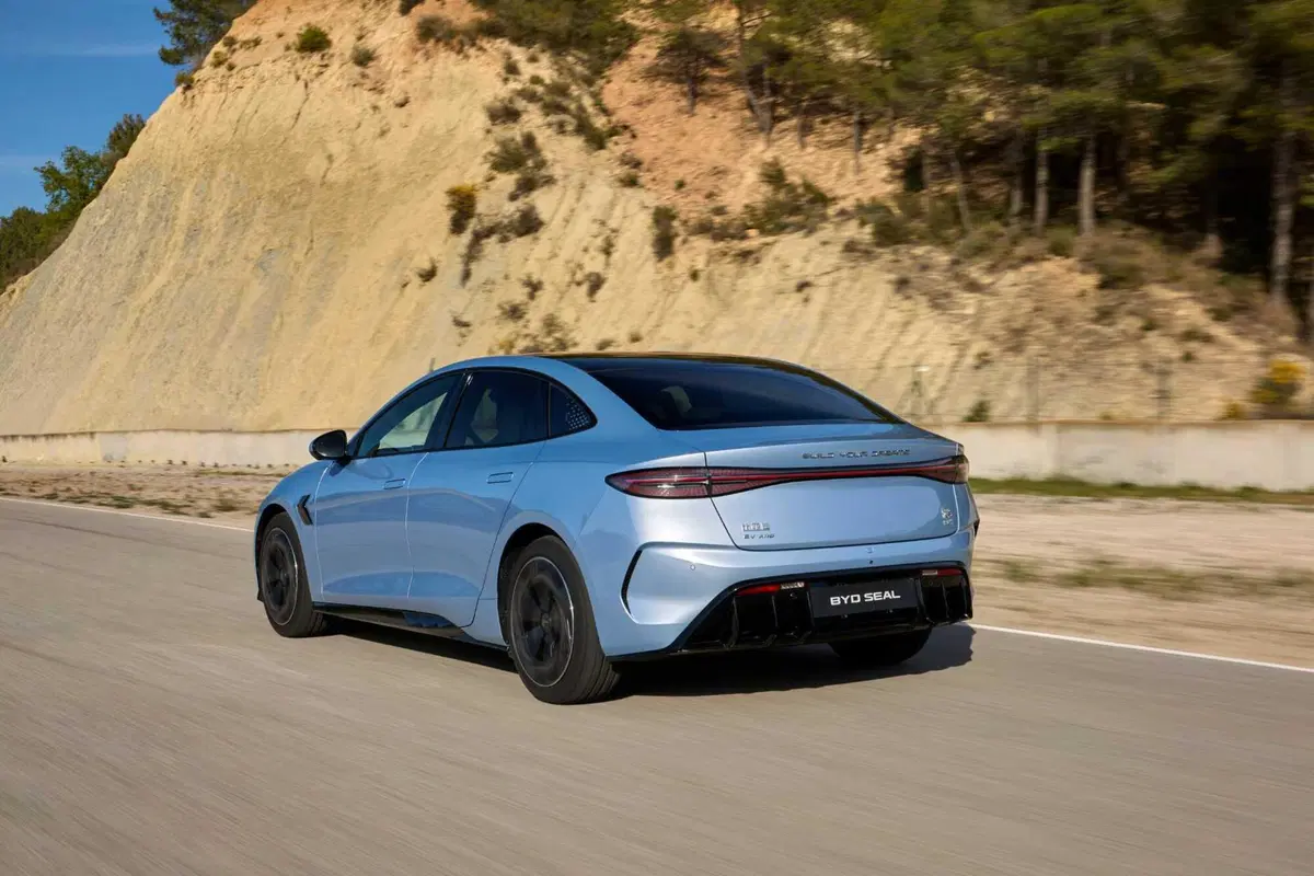 BYD Seal: al volante della top elettrica made in Cina. Batte la Tesla Model 3? (52)