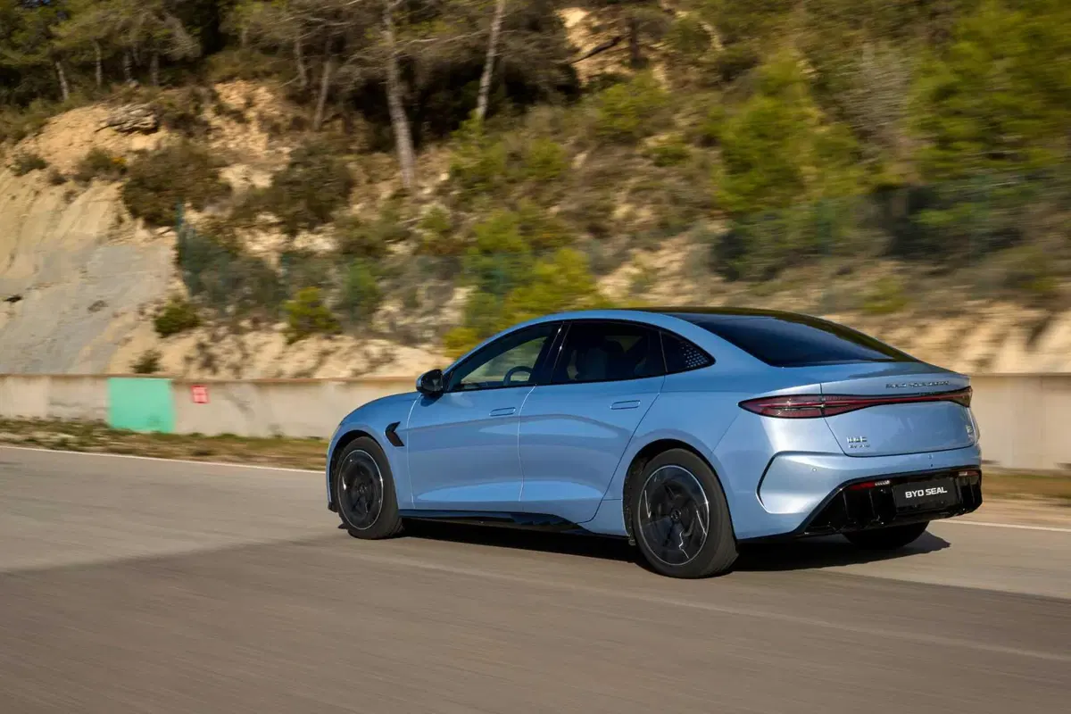 BYD Seal: al volante della top elettrica made in Cina. Batte la Tesla Model 3? (53)