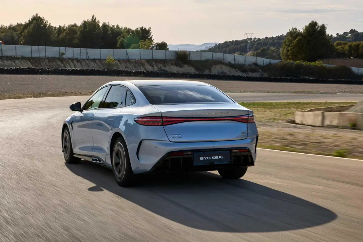 BYD Seal: al volante della top elettrica made in Cina. Batte la Tesla Model 3? (54)