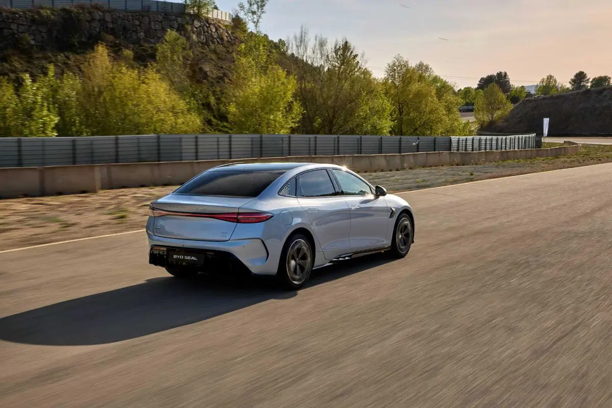 BYD Seal: al volante della top elettrica made in Cina. Batte la Tesla Model 3? (57)