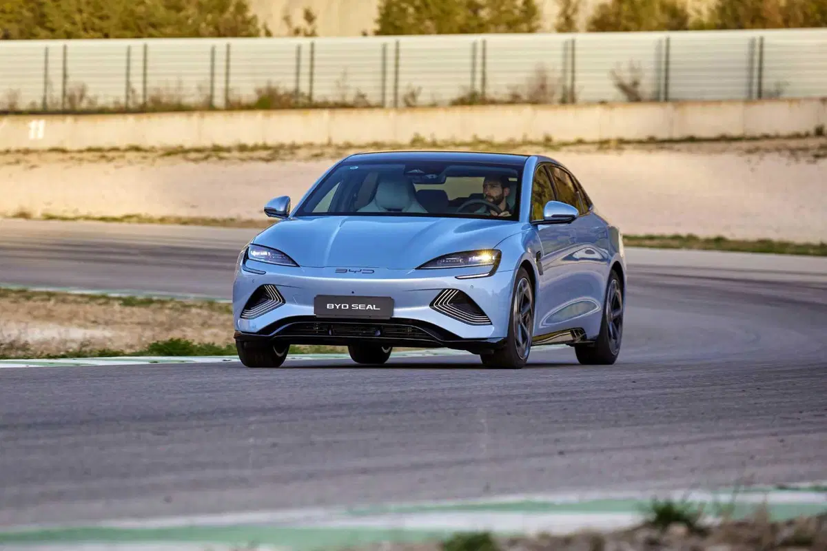 BYD Seal: al volante della top elettrica made in Cina. Batte la Tesla Model 3? (59)