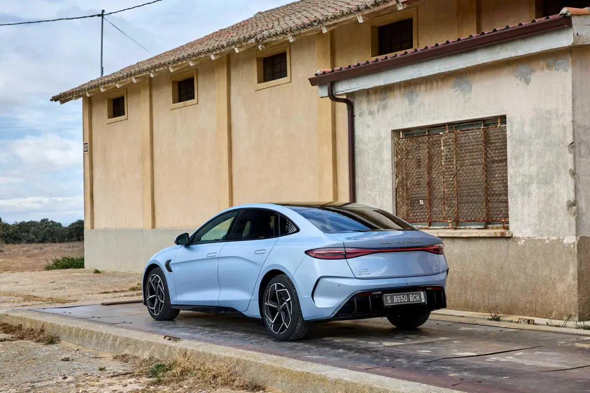 BYD Seal: al volante della top elettrica made in Cina. Batte la Tesla Model 3? (67)