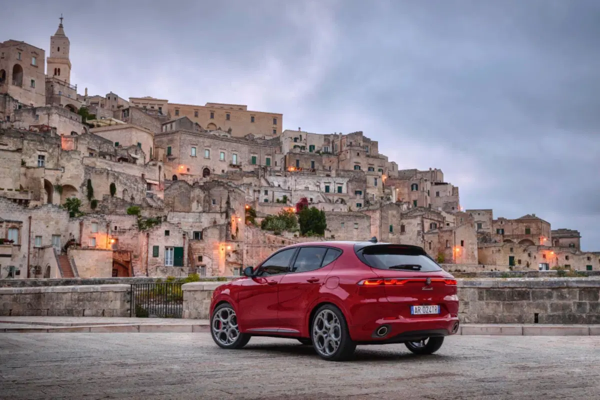 Alfa Romeo Tonale, Giulia e Stelvio Tributo Italiano col tricolore (3)