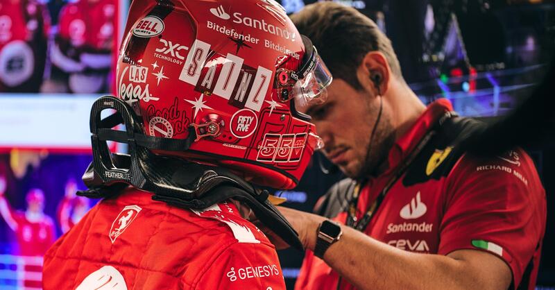 F1, a Las Vegas &egrave; farsa: la Ferrari SF23 di Carlos Sainz pesantemente daneggiata dal tombino