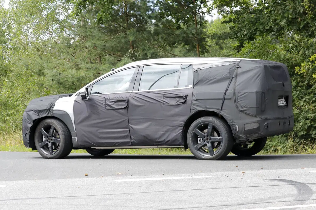 Hyundai Ioniq 7, il Suv elettrico è in fase di test [Foto Spia] (8)