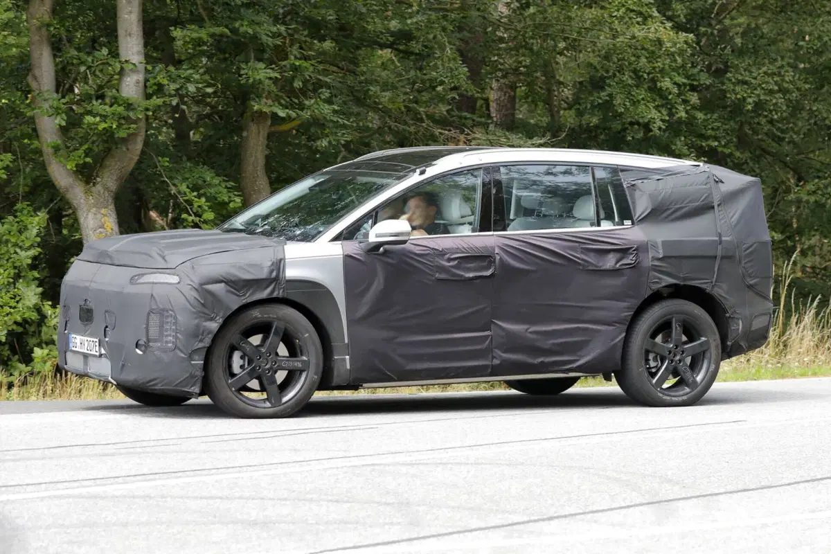 Hyundai Ioniq 7, il Suv elettrico è in fase di test [Foto Spia] (10)