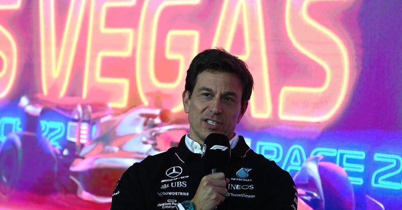 F1. Toto Wolff contro Vasseur a Las Vegas: &quot;Ridicolo! E&#039; solo un tombino&quot;