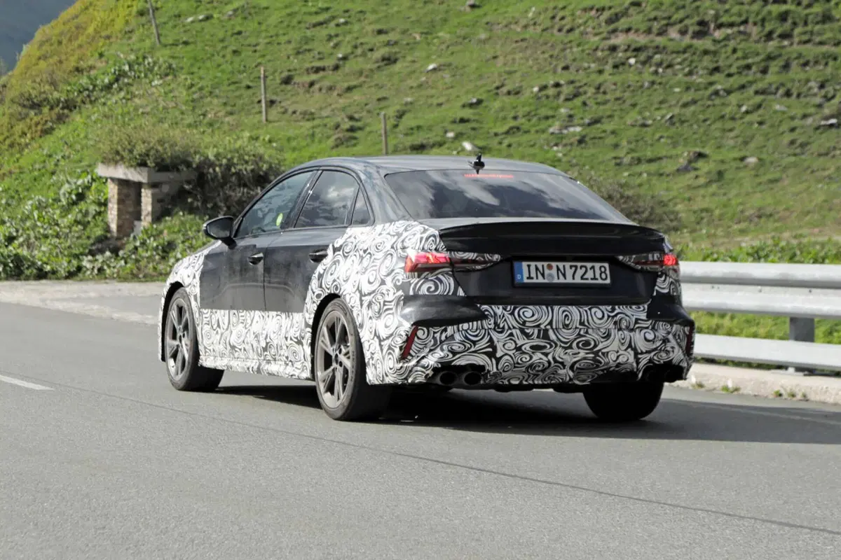Audi S3 e RS3, arrivano i nuovi facelift [Foto Spia] (19)