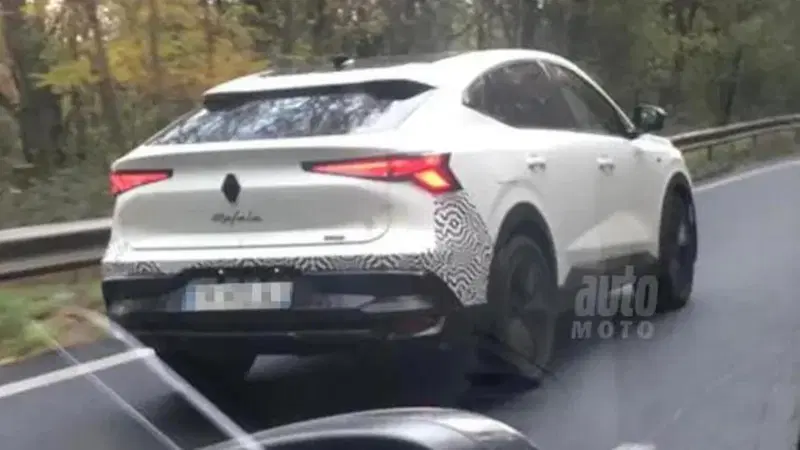 Renault Rafale, foto spia della suv coup&eacute; che sembra un po' un'Alfa Romeo