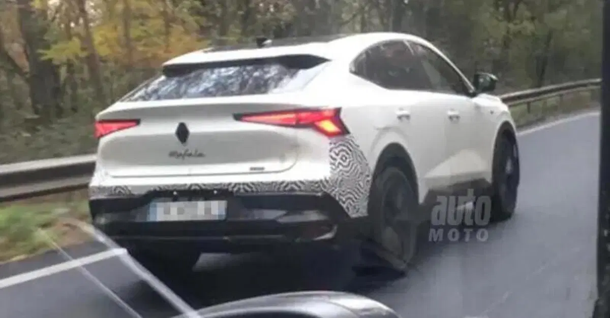 Renault Rafale, foto spia della suv coup&eacute; che sembra un po' un'Alfa Romeo