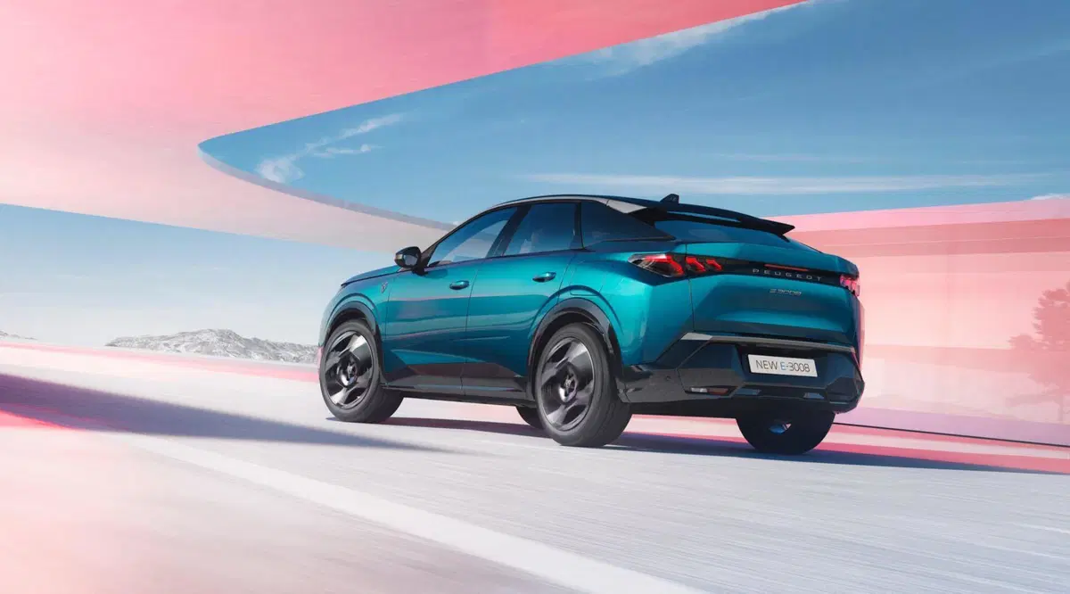 Nuova Peugeot e-3008: prezzi e allestimenti, si parte da 48.280 euro (2)