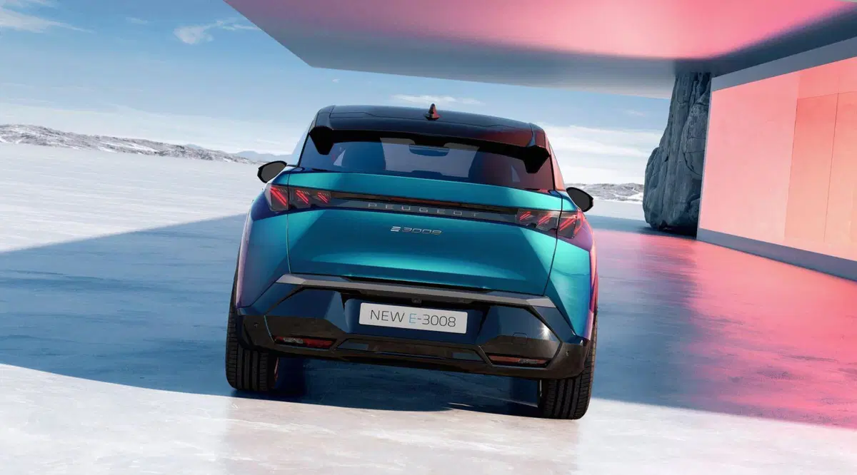Nuova Peugeot e-3008: prezzi e allestimenti, si parte da 48.280 euro (4)