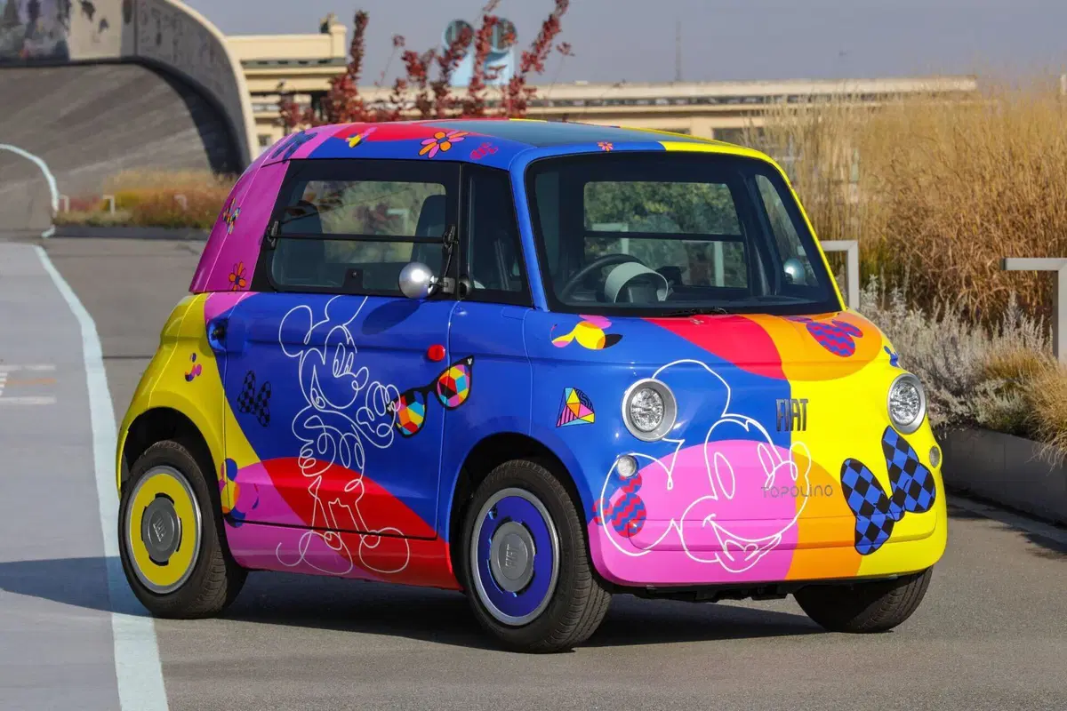 Quando la Fiat Topolino incontra Topolino: le one-off per i 100 anni di Disney [Video]