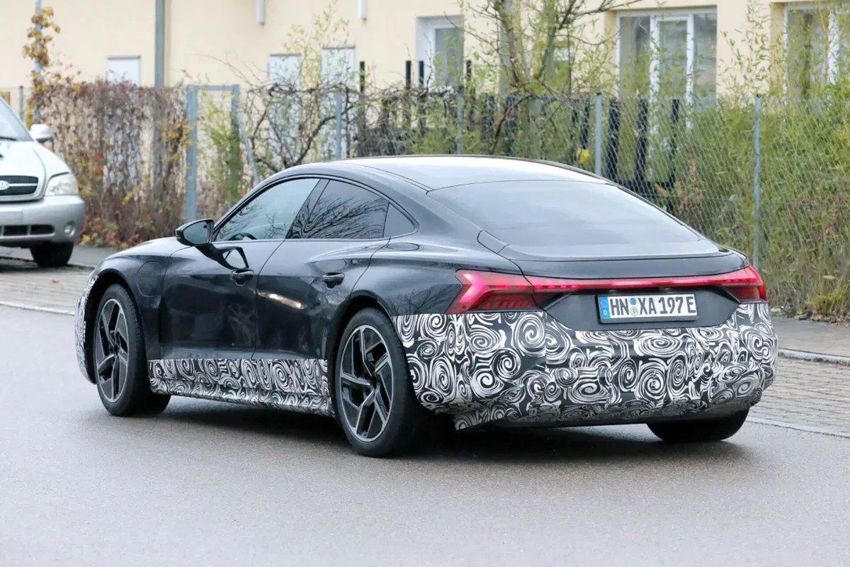 Audi e-Tron GT, nel 2024 arriva il nuovo facelift [Foto Spia] (4)