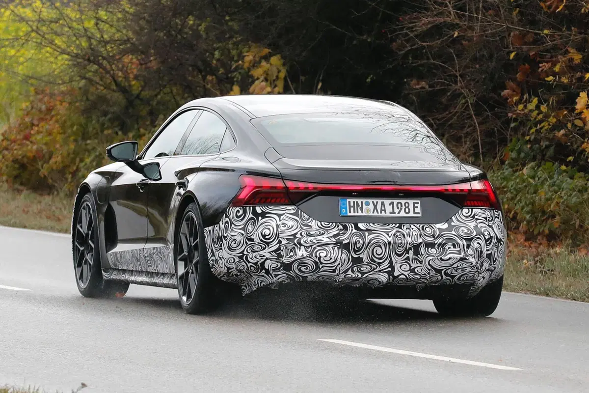 Audi e-Tron GT, nel 2024 arriva il nuovo facelift [Foto Spia] (11)