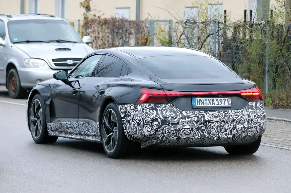 Audi e-Tron GT, nel 2024 arriva il nuovo facelift [Foto Spia] (12)