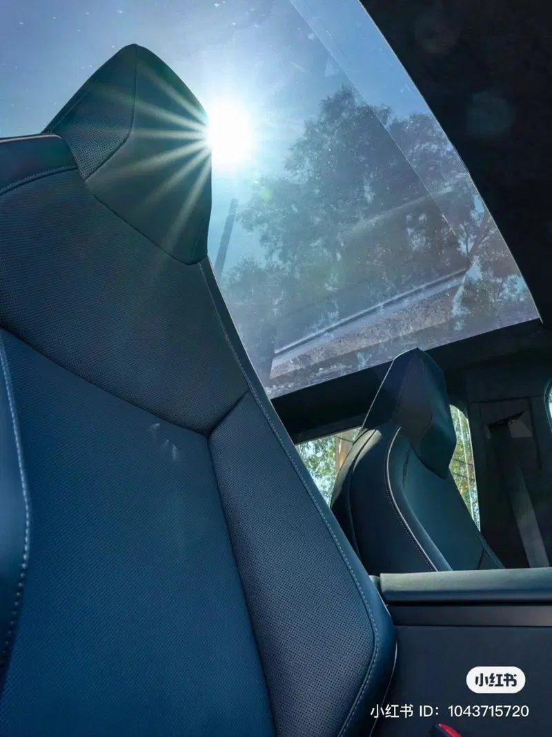 I sedili e il tetto panoramico del Tesla Cybertruck