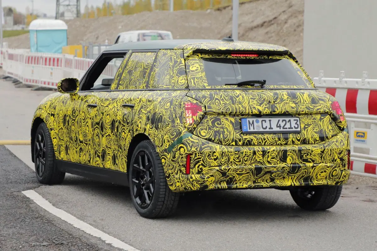 MINI Cooper, arriva il facelift  della 5 porte [Foto Spia] (2)