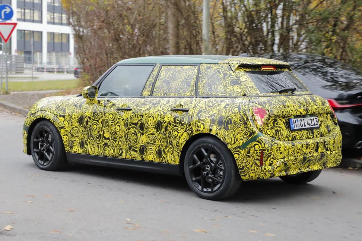 MINI Cooper, arriva il facelift  della 5 porte [Foto Spia] (3)