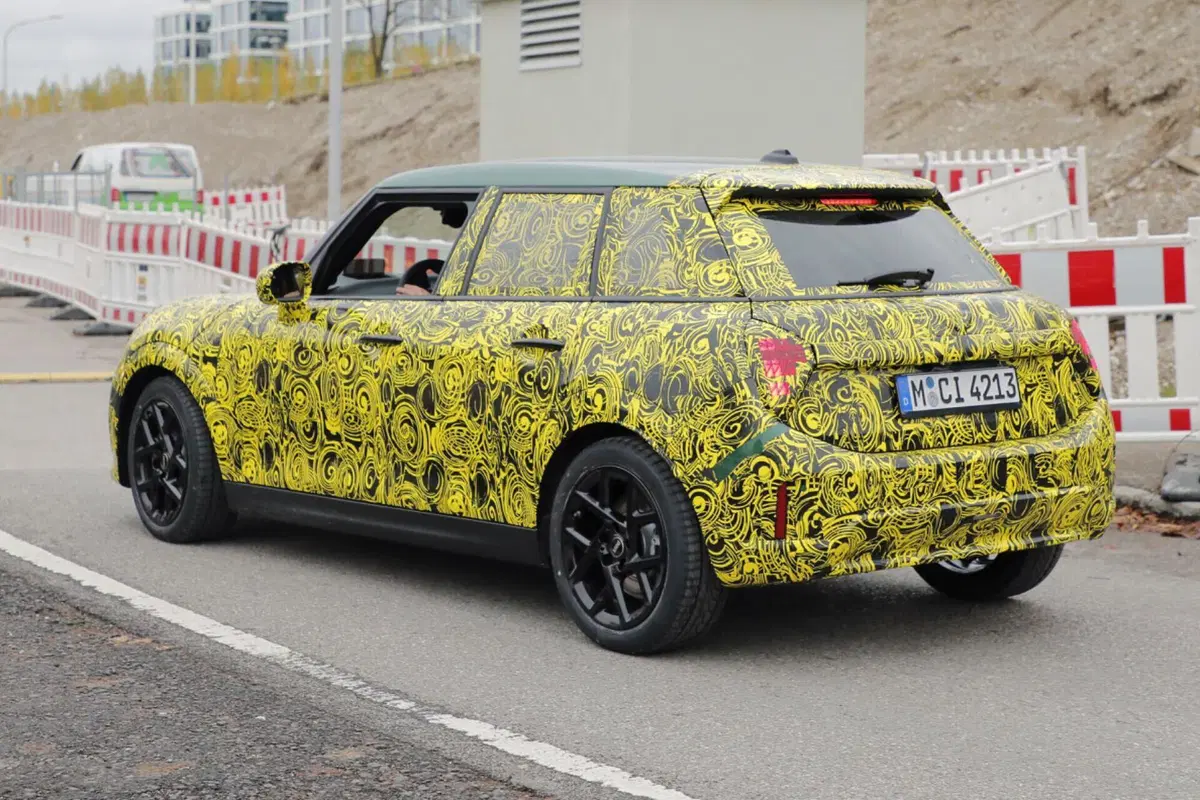 MINI Cooper, arriva il facelift  della 5 porte [Foto Spia] (4)