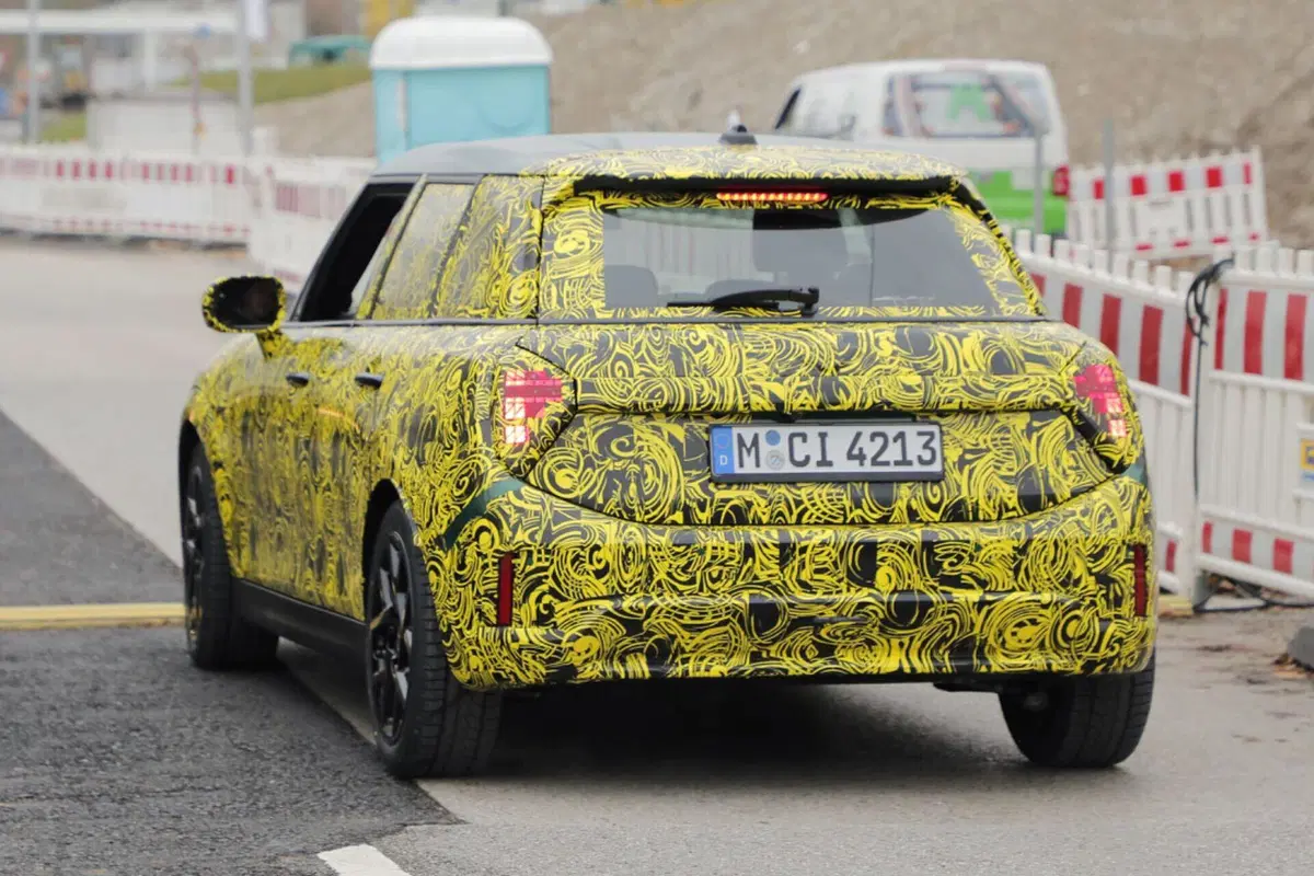 MINI Cooper, arriva il facelift  della 5 porte [Foto Spia] (5)