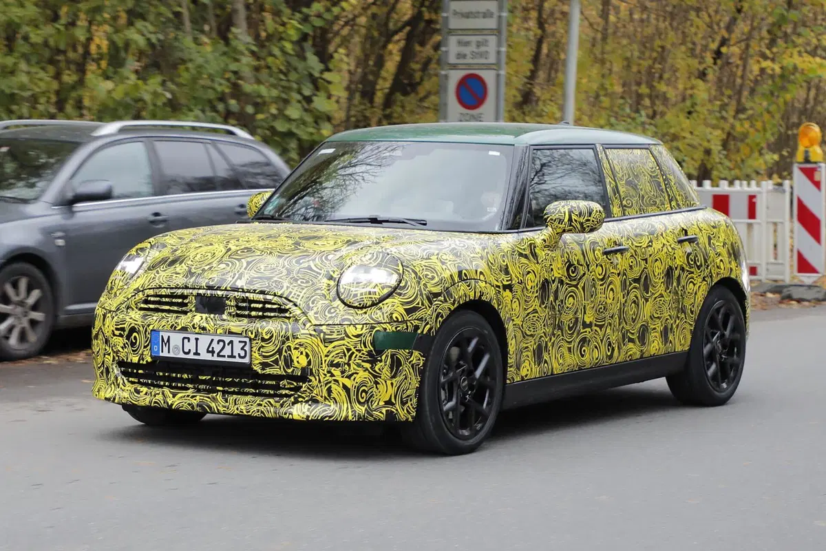 MINI Cooper, arriva il facelift  della 5 porte [Foto Spia] (6)