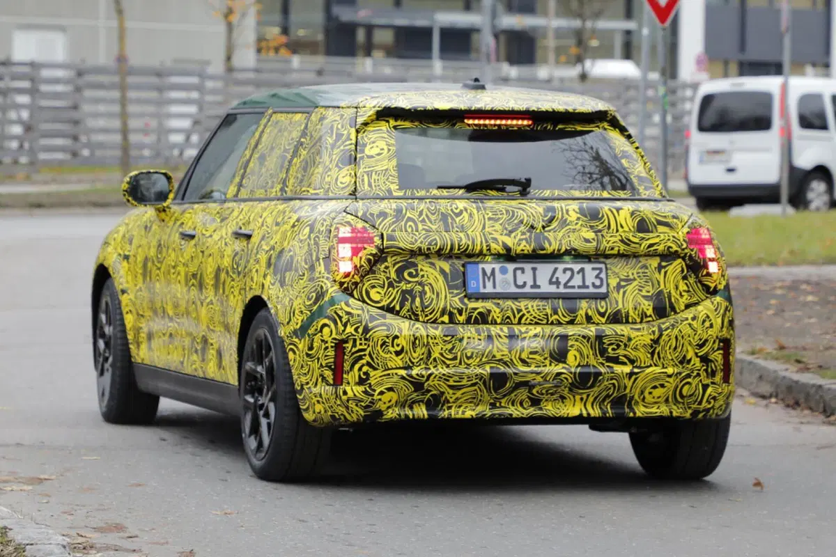 MINI Cooper, arriva il facelift  della 5 porte [Foto Spia] (7)