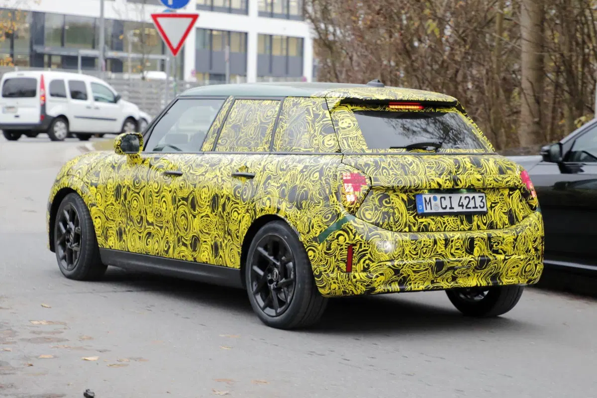 MINI Cooper, arriva il facelift  della 5 porte [Foto Spia] (8)