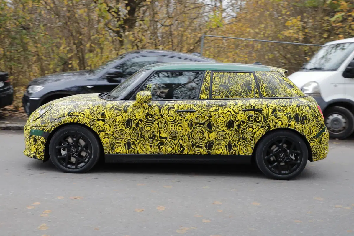 MINI Cooper, arriva il facelift  della 5 porte [Foto Spia] (9)