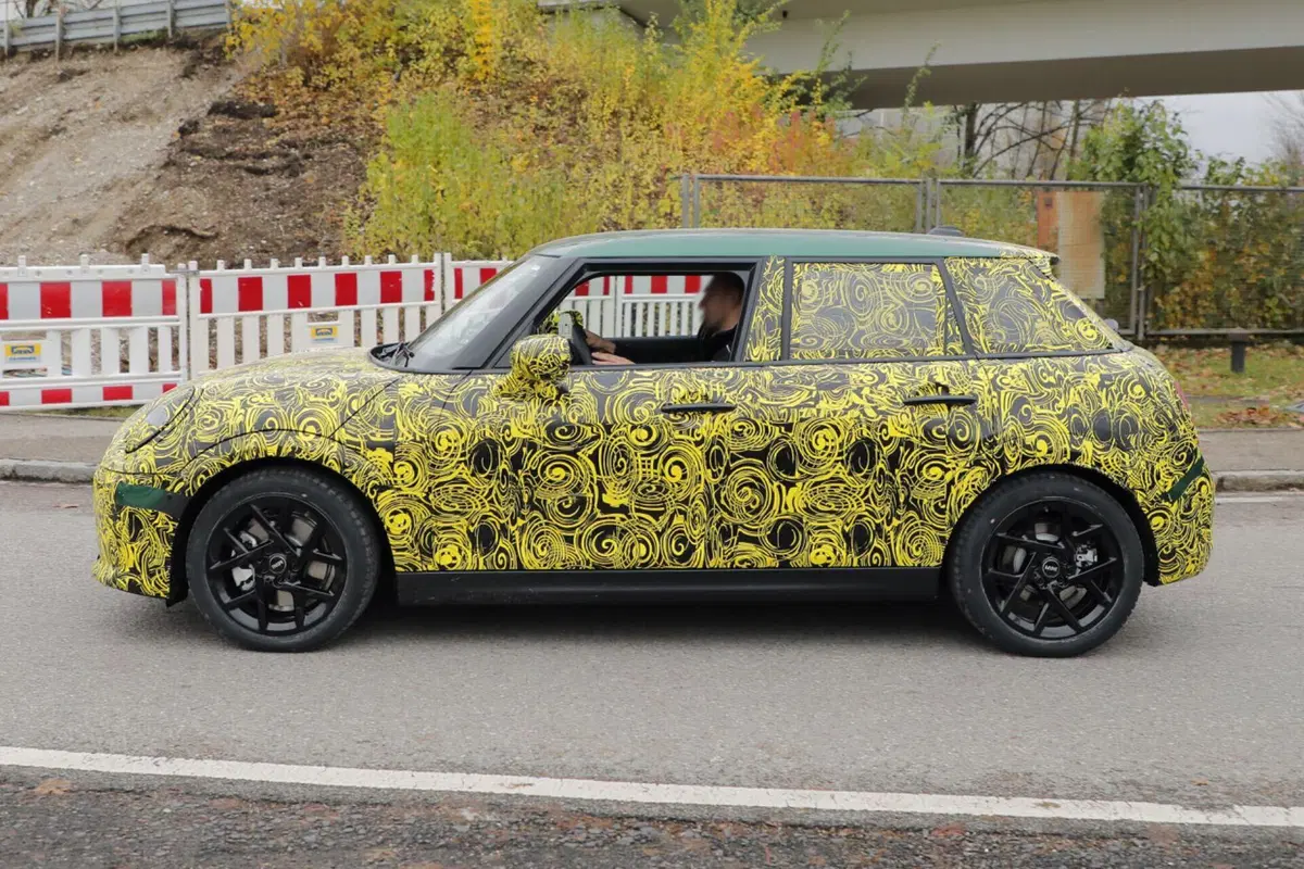 MINI Cooper, arriva il facelift  della 5 porte [Foto Spia] (10)