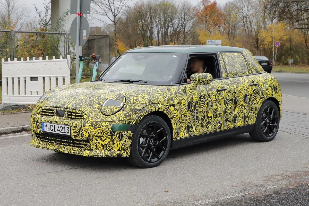 MINI Cooper, arriva il facelift  della 5 porte [Foto Spia] (11)