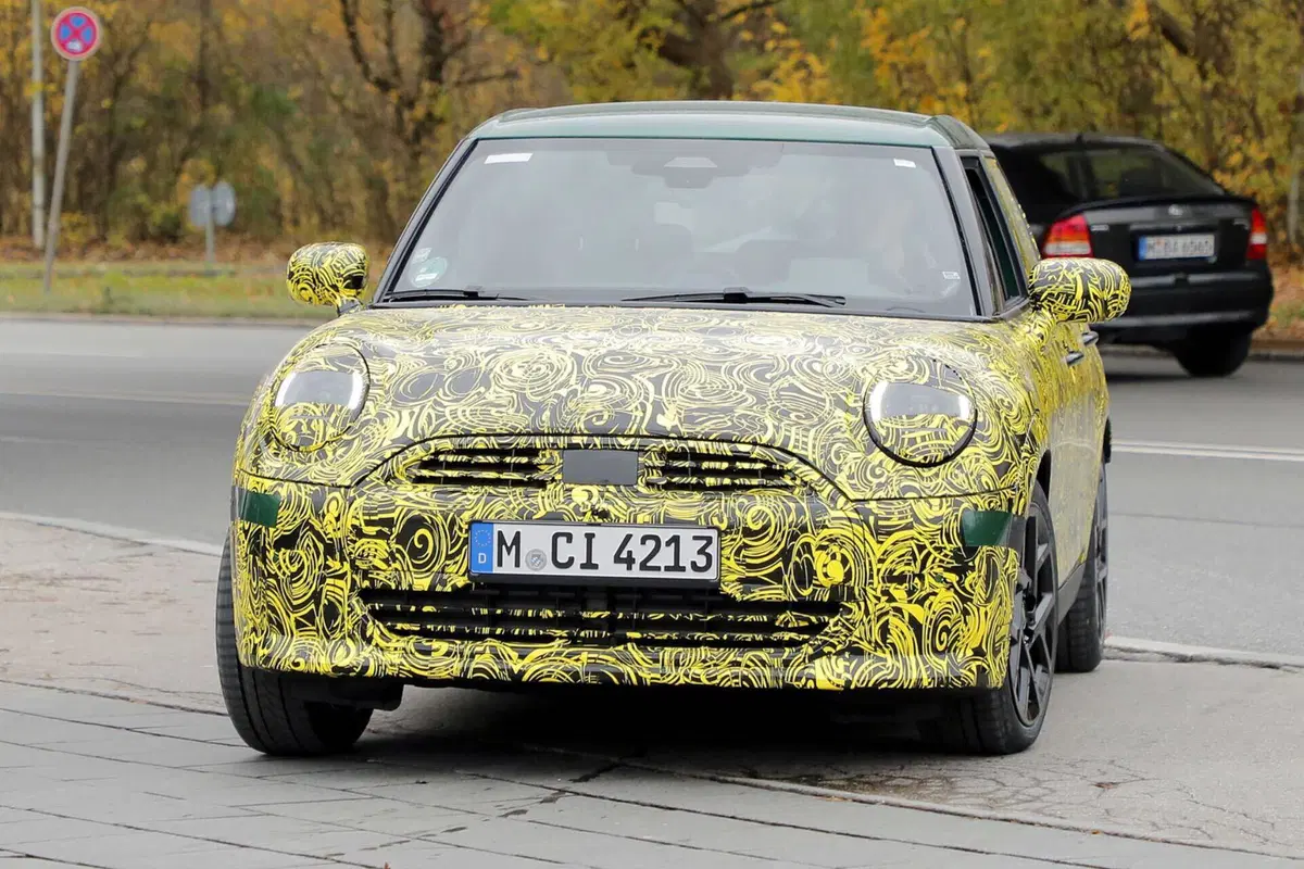 MINI Cooper, arriva il facelift  della 5 porte [Foto Spia] (12)