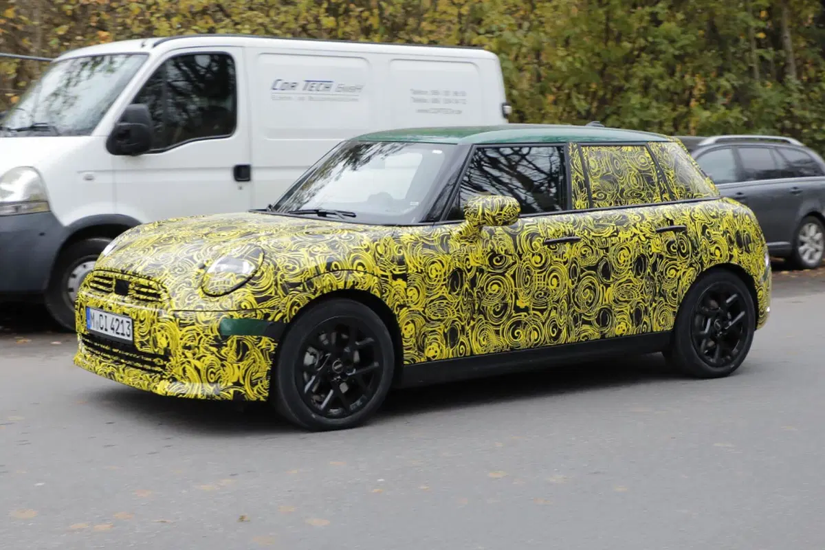 MINI Cooper, arriva il facelift  della 5 porte [Foto Spia] (13)