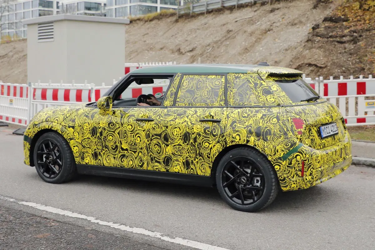 MINI Cooper, arriva il facelift  della 5 porte [Foto Spia] (14)