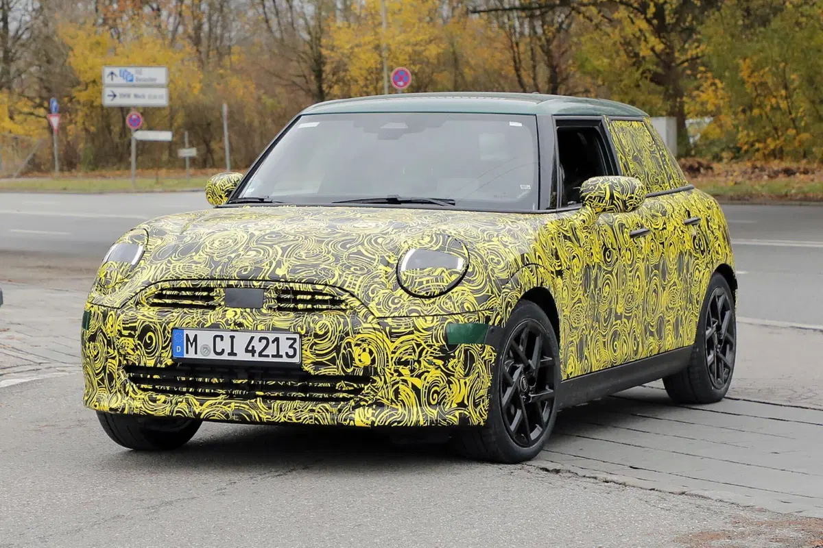 MINI Cooper, arriva il facelift  della 5 porte [Foto Spia] (15)