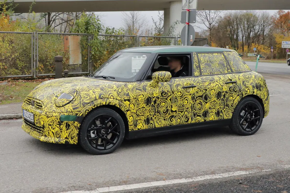 MINI Cooper, arriva il facelift  della 5 porte [Foto Spia] (16)
