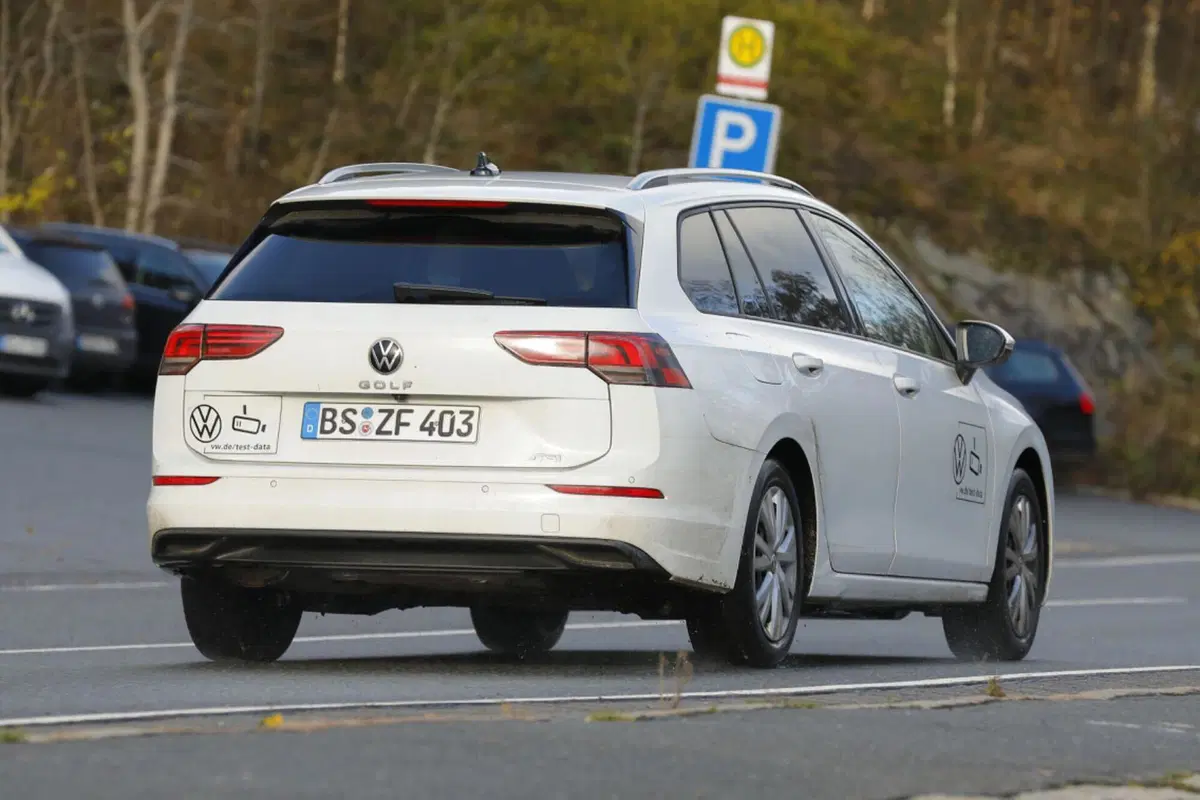 Volkswagen Golf Variant, il nuovo facelift arriva nel 2024 [Foto Spia] (9)
