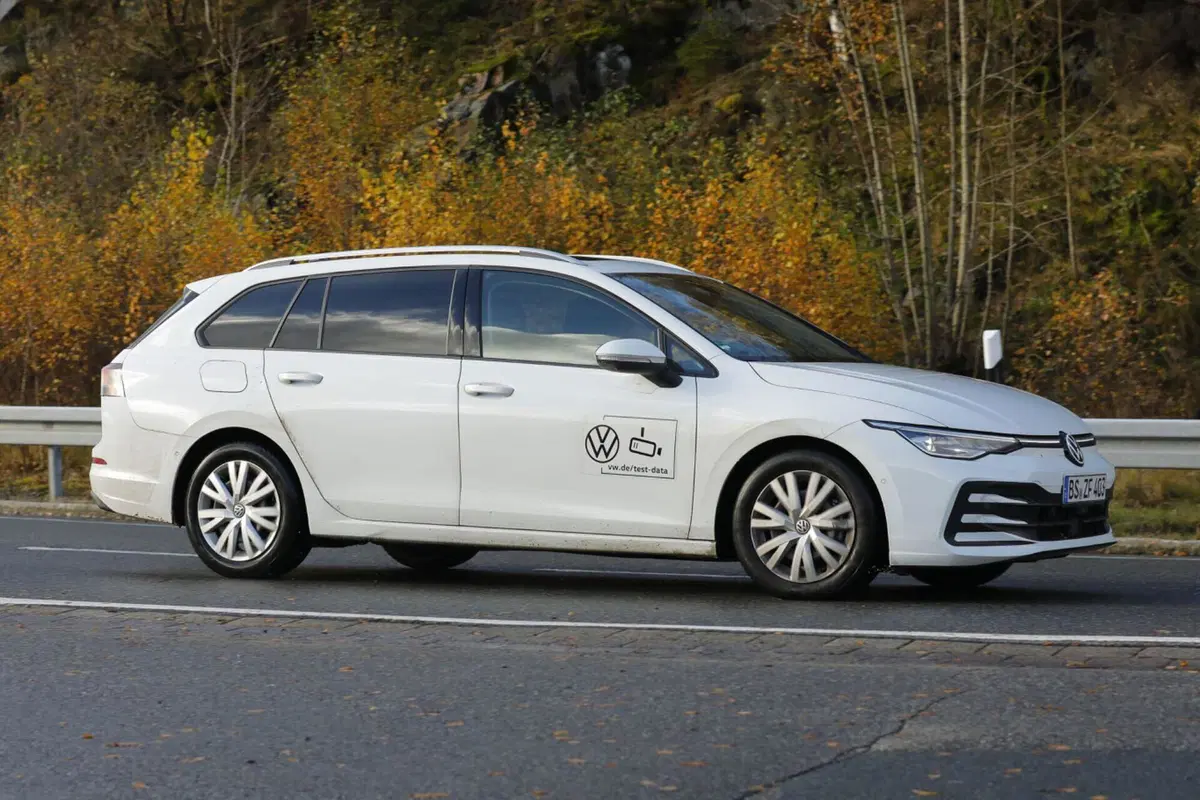 Volkswagen Golf Variant, il nuovo facelift arriva nel 2024 [Foto Spia] (2)