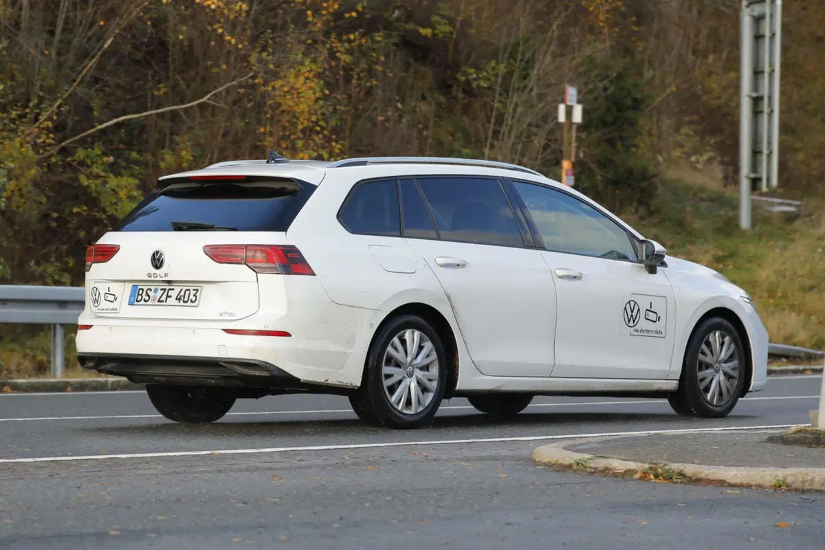 Volkswagen Golf Variant, il nuovo facelift arriva nel 2024 [Foto Spia] (3)