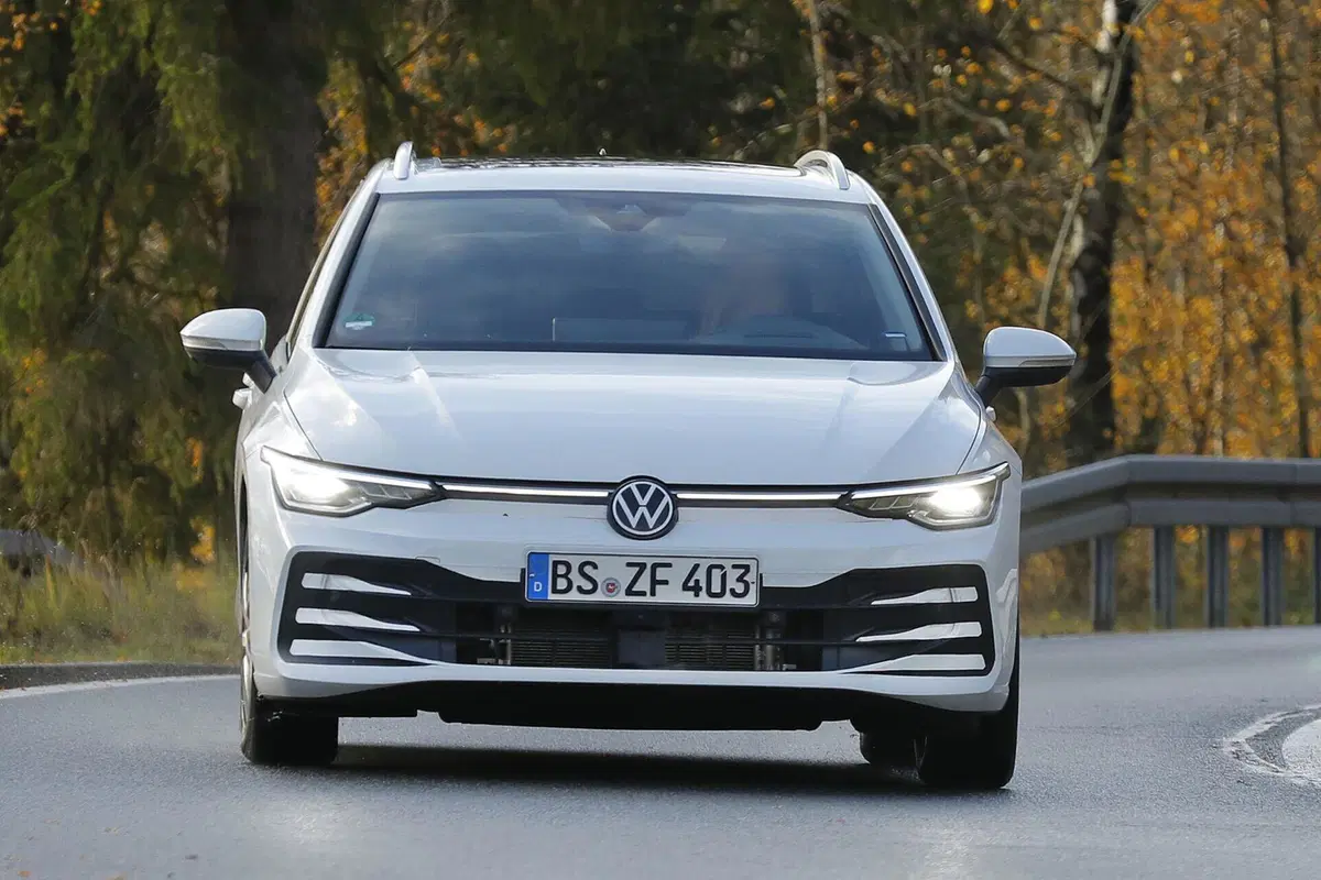 Volkswagen Golf Variant, il nuovo facelift arriva nel 2024 [Foto Spia] (4)