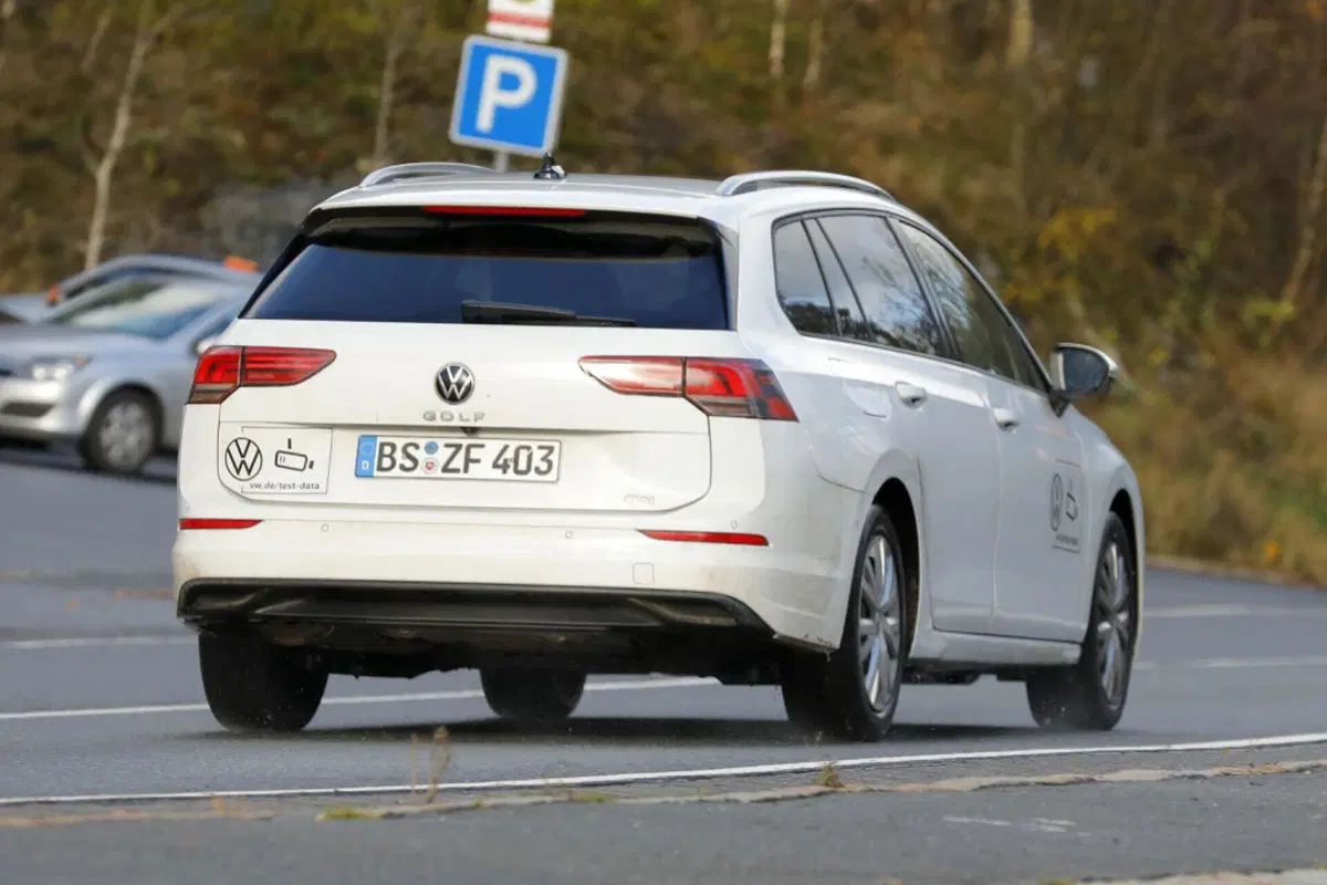Volkswagen Golf Variant, il nuovo facelift arriva nel 2024 [Foto Spia] (5)