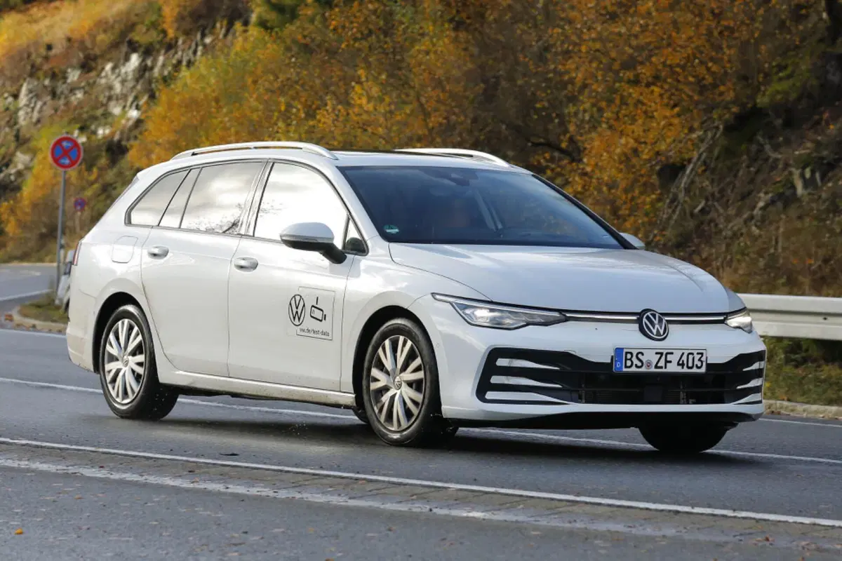 Volkswagen Golf Variant, il nuovo facelift arriva nel 2024 [Foto Spia] (6)