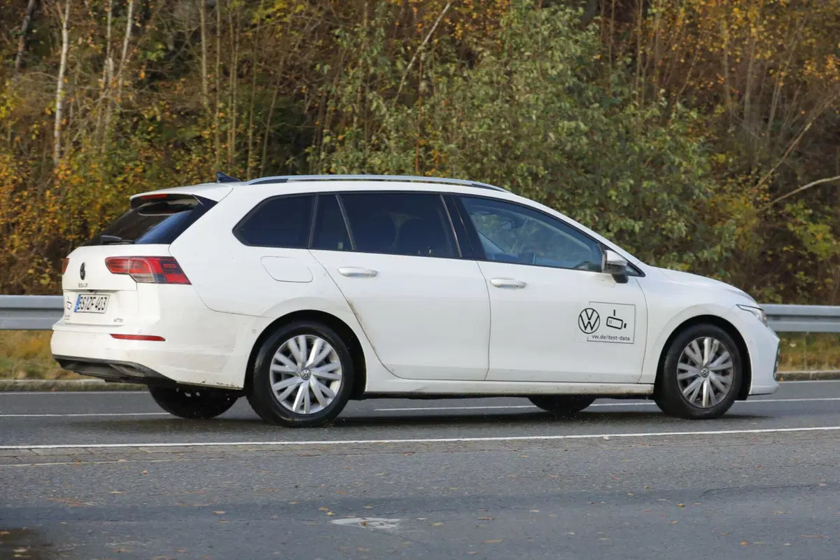 Volkswagen Golf Variant, il nuovo facelift arriva nel 2024 [Foto Spia] (8)