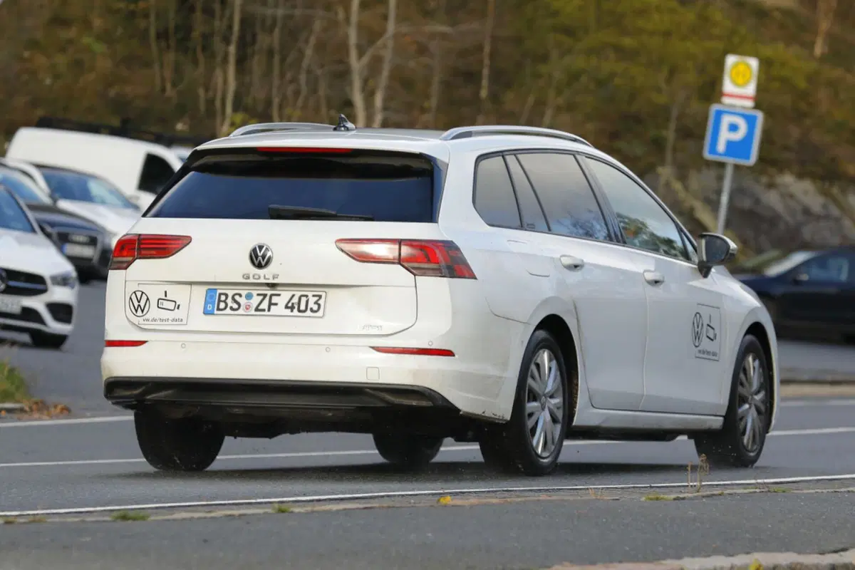 Volkswagen Golf Variant, il nuovo facelift arriva nel 2024 [Foto Spia] (7)