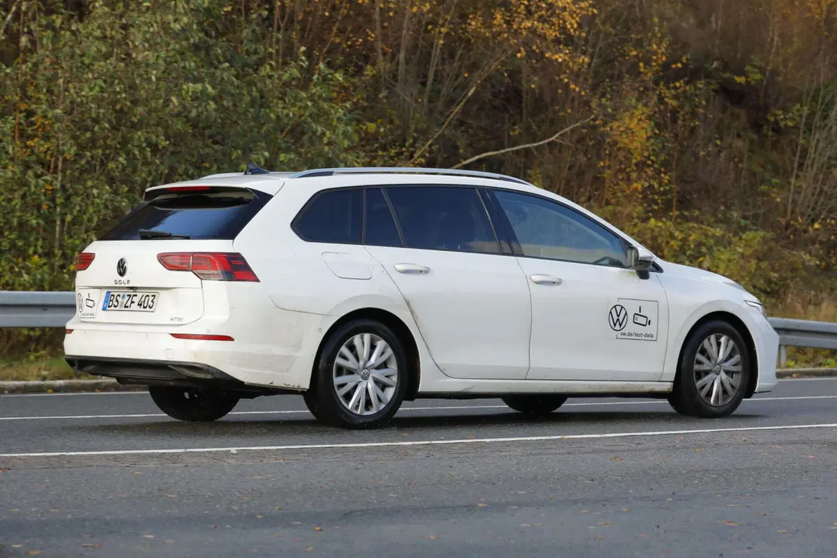 Volkswagen Golf Variant, il nuovo facelift arriva nel 2024 [Foto Spia] (10)