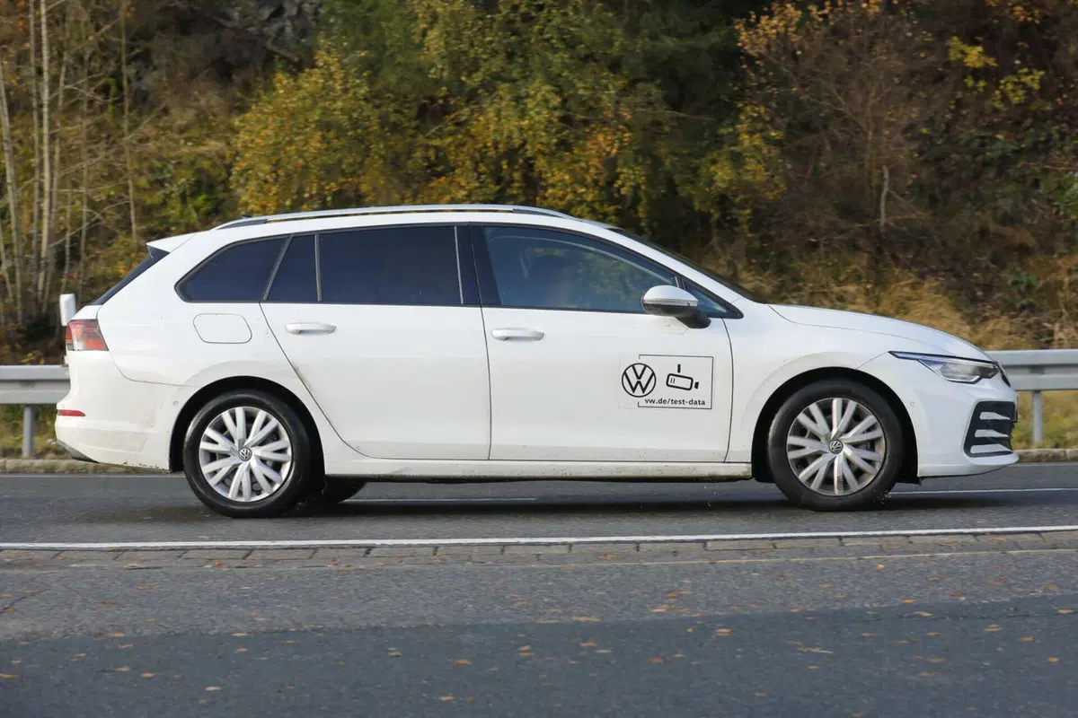 Volkswagen Golf Variant, il nuovo facelift arriva nel 2024 [Foto Spia] (11)