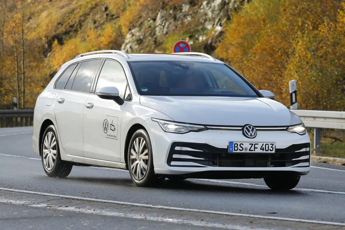 Volkswagen Golf Variant, il nuovo facelift arriva nel 2024 [Foto Spia] (13)