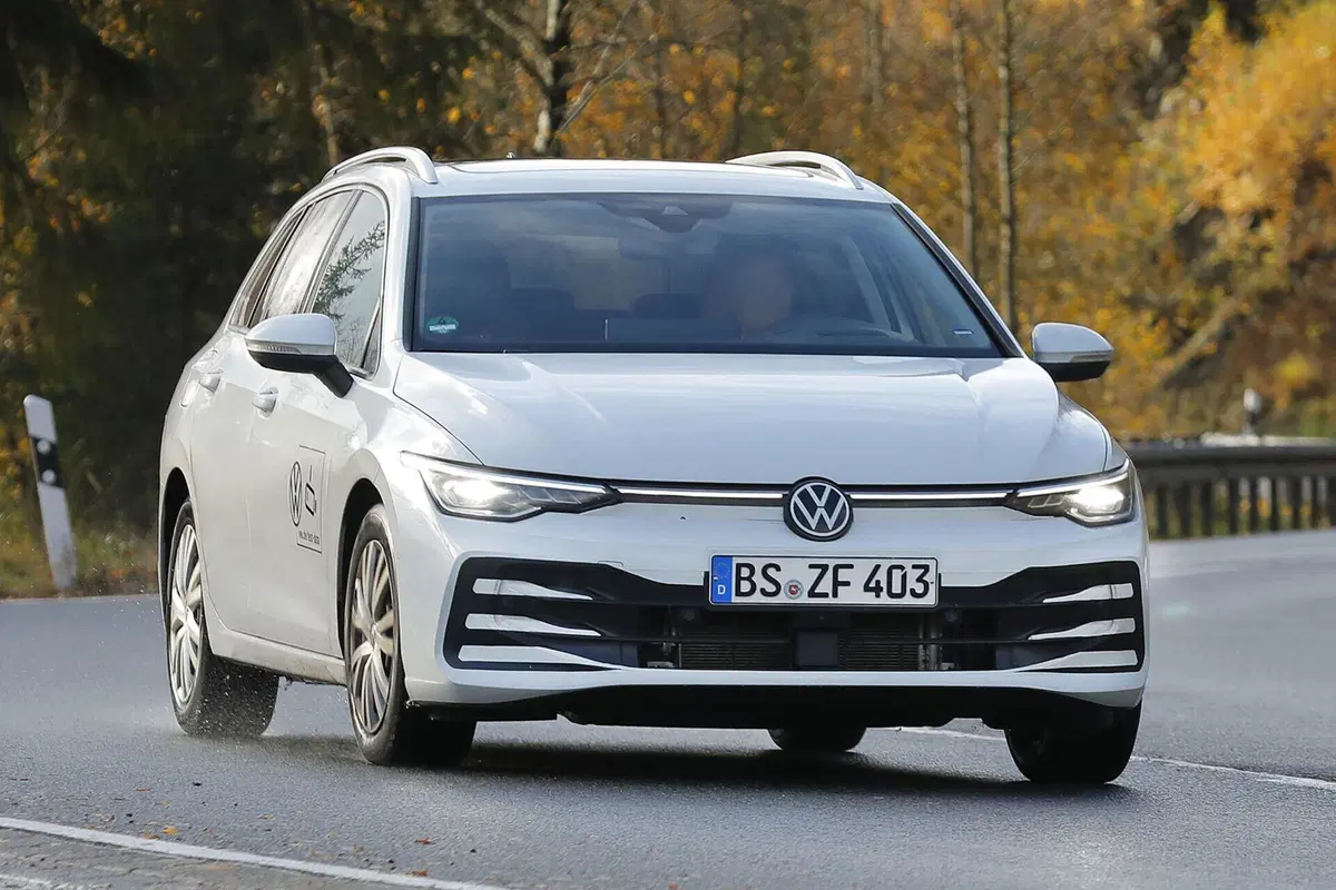 Volkswagen Golf Variant, il nuovo facelift arriva nel 2024 [Foto Spia] (12)